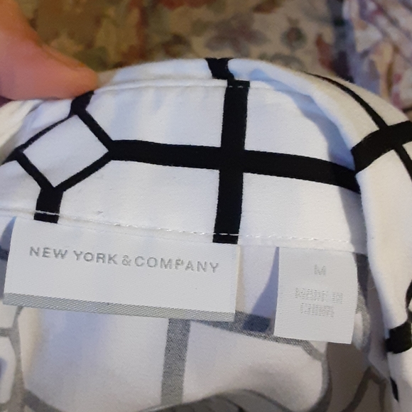 ** NEW YORK & COMPANY BLACK AND WHITE PRINT  TOP, SIZE  MEDIUM - Picture 6 of 7